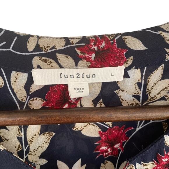 Fun 2 Fun Dark Navy Blue, Cream and Red Floral Sleeveless Blouse - Large - Picture 3 of 4